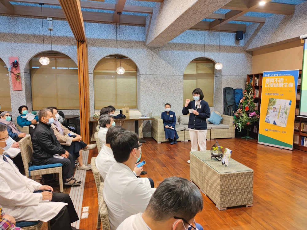 前花蓮慈院手術室護理長徐淑華與李明哲主任共事二十五年，分享了李主任不為人知的小故事，處處見其為病人著想的付出。