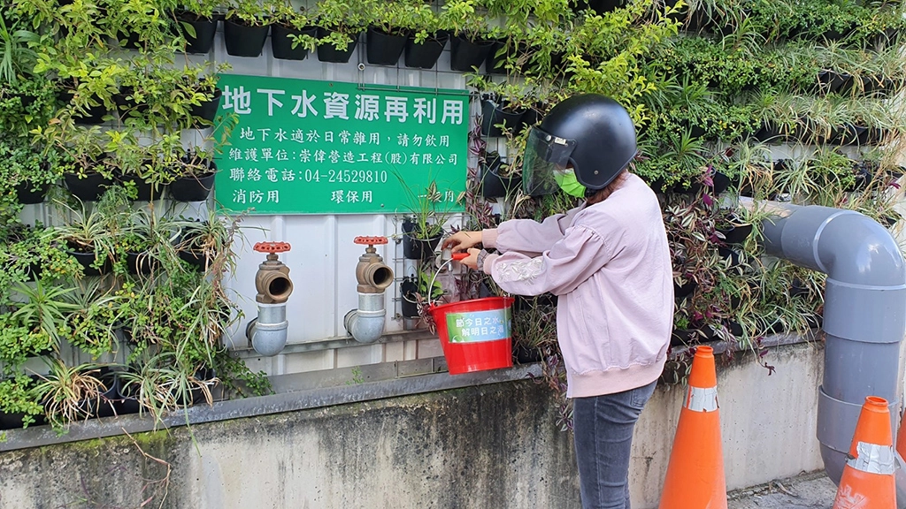 民眾至新建建築工地取用地下水。