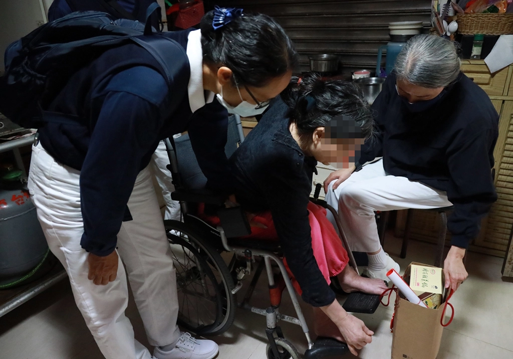 有苦的人走不出來，有福的人就走進去！慈濟志工秉持賑災精神「走在最前、做到最後」，其實也將這樣的大愛精神應用到慈善關懷的各個面向。