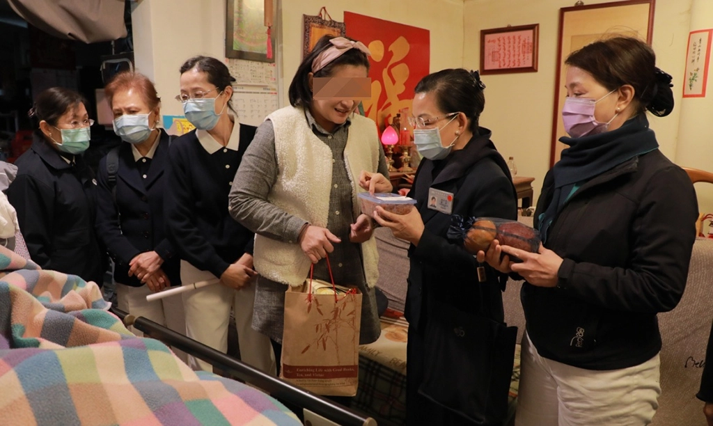 在逐戶訪視關懷的過程中，逐漸體驗「見苦知福」的意涵，因此，慈濟志工將物資誠心奉上時，還不忘向對方道感恩。