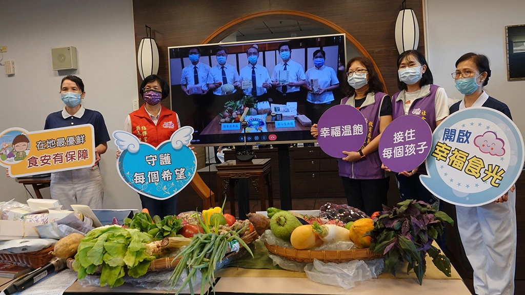 彰化縣長王惠美7月2日前往彰化靜思堂接受慈濟捐贈9490戶暑期「安心生活箱」及「健康蔬果箱」。