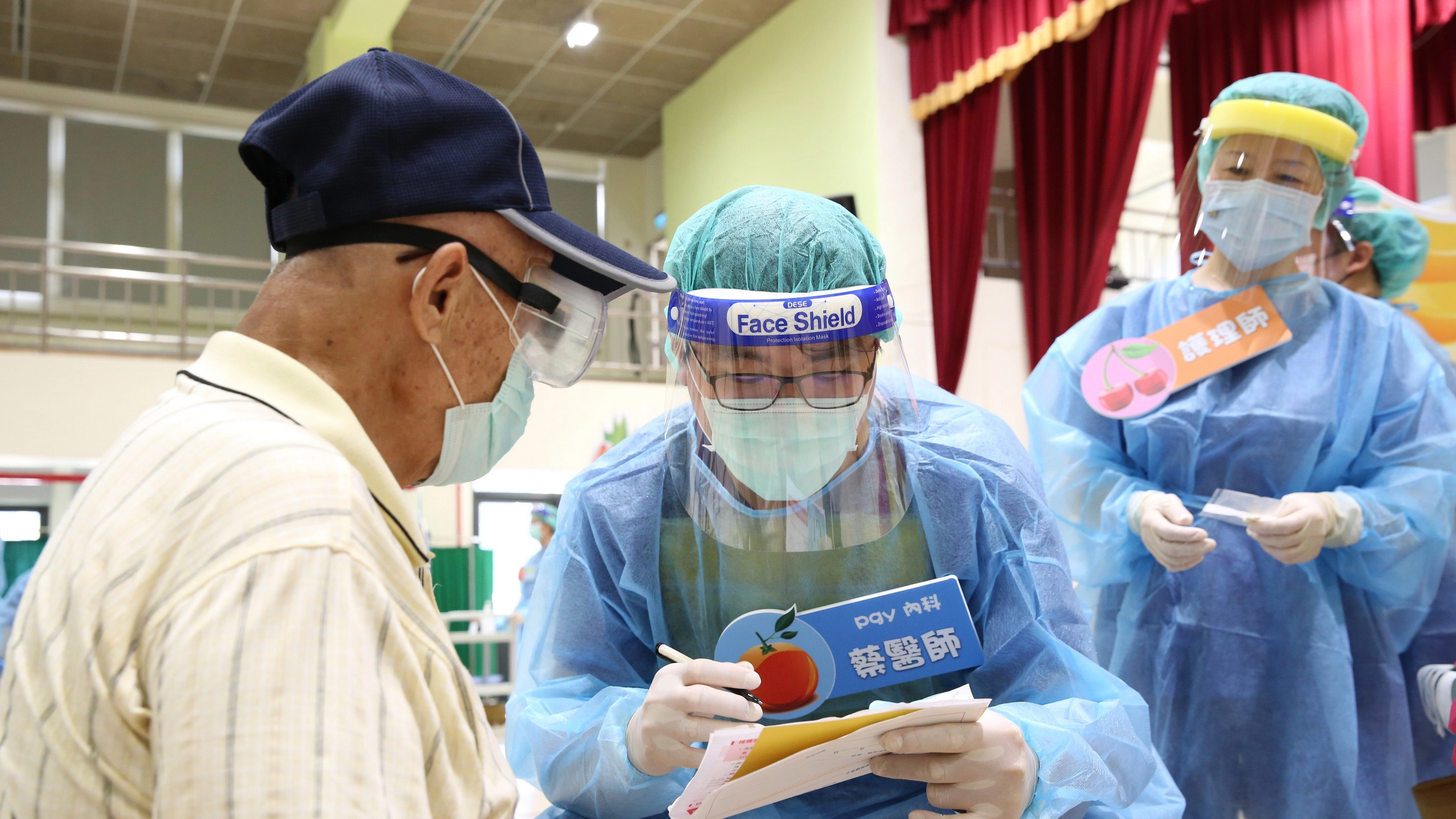 花蓮慈濟醫院採日本「宇美町式」施打法，為一千名長者施打莫德納疫苗，不僅減少長者移動，讓他們更安心接種疫苗。