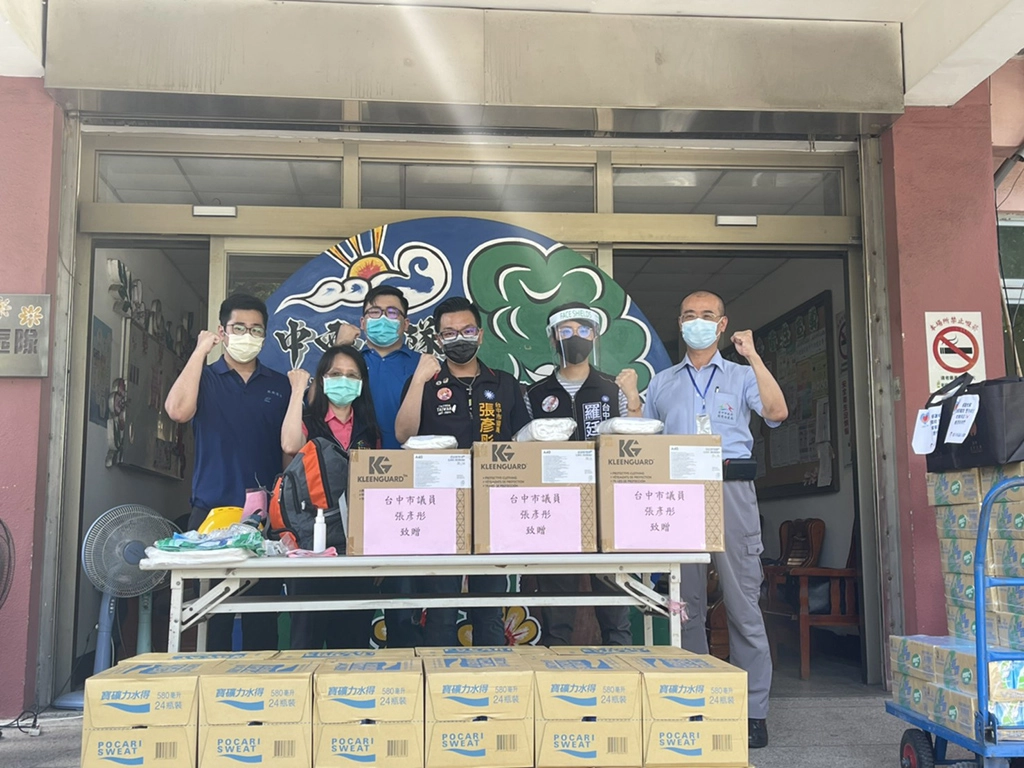 台中市議員張彥彤捐贈防護衣及運動飲料。（中西區清潔隊）
