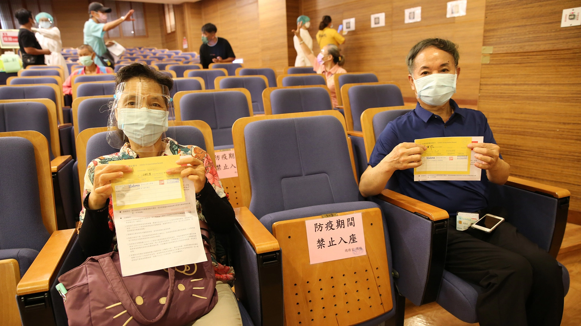 花蓮縣農產運銷公司秘書劉桂菊（左）說，很多民眾都會到市場裡購買食材或民生必需品，所以攤販等相關工作人員就成為高風險人群，所以接種疫苗是保護自己，也是保護他人。