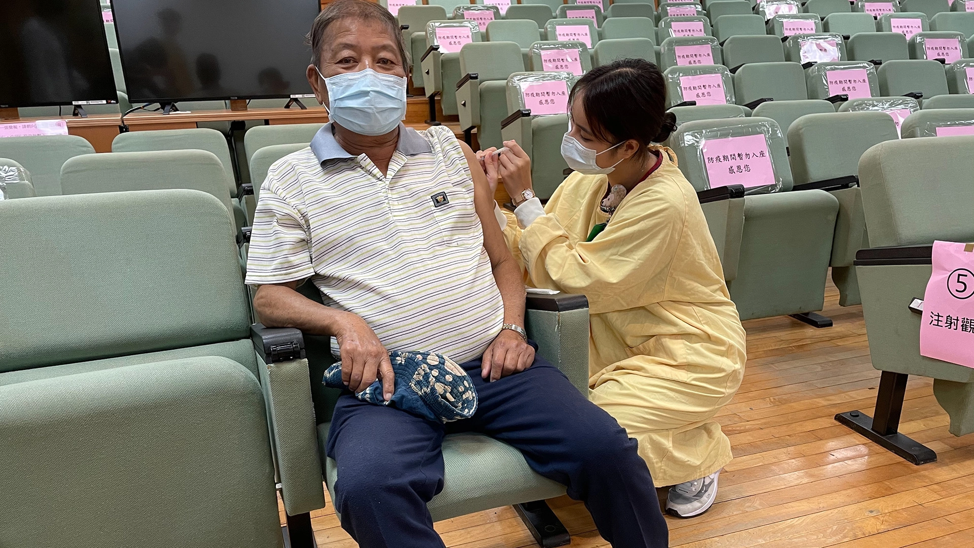 洗腎四年的邱先生說，其實到他出門前，家人都勸他不要來接種疫苗，經內科部主任徐邦治為他詳細解說，也透過電話跟他太太分析後，家人才放心的讓他接種疫苗。