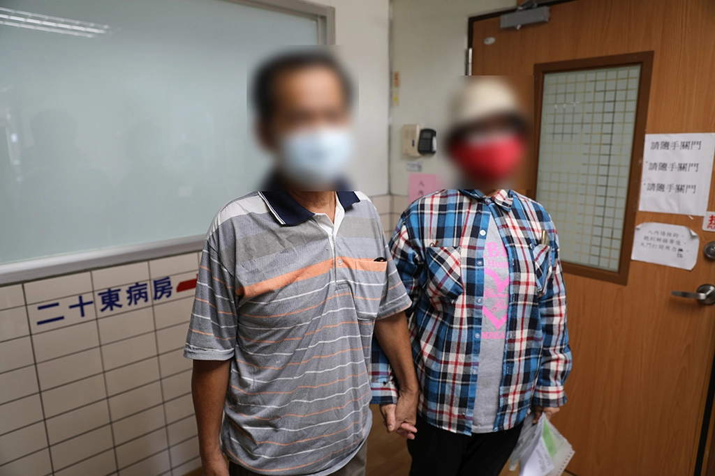 甜蜜感人的來了，看到一個月不見的妻子，唐先生(化名)緊緊牽著妻子的手不放。