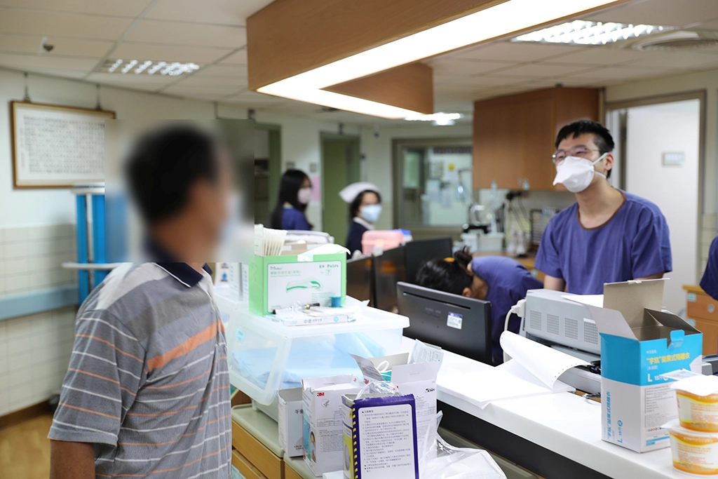 唐先生(化名)出院前到護理站感謝醫護團隊。