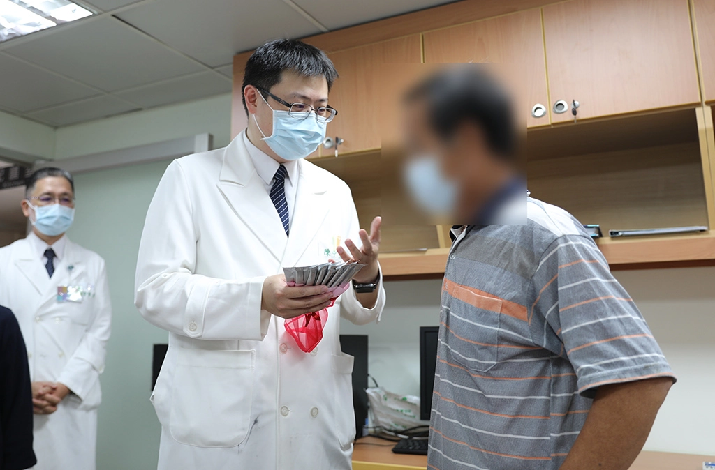 中醫部陳中奎醫師提醒唐先生(化名)回家的注意事項。
