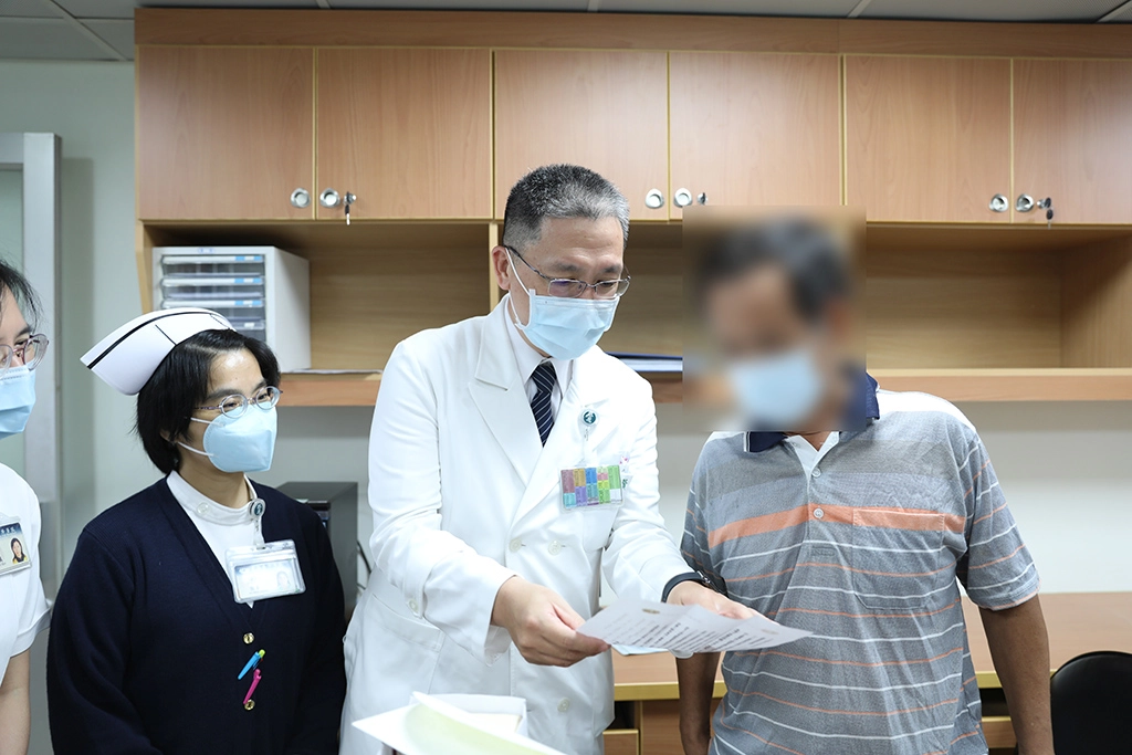 二十東病房主任王智賢為唐先生(化名)送上證嚴法師的祝福信。