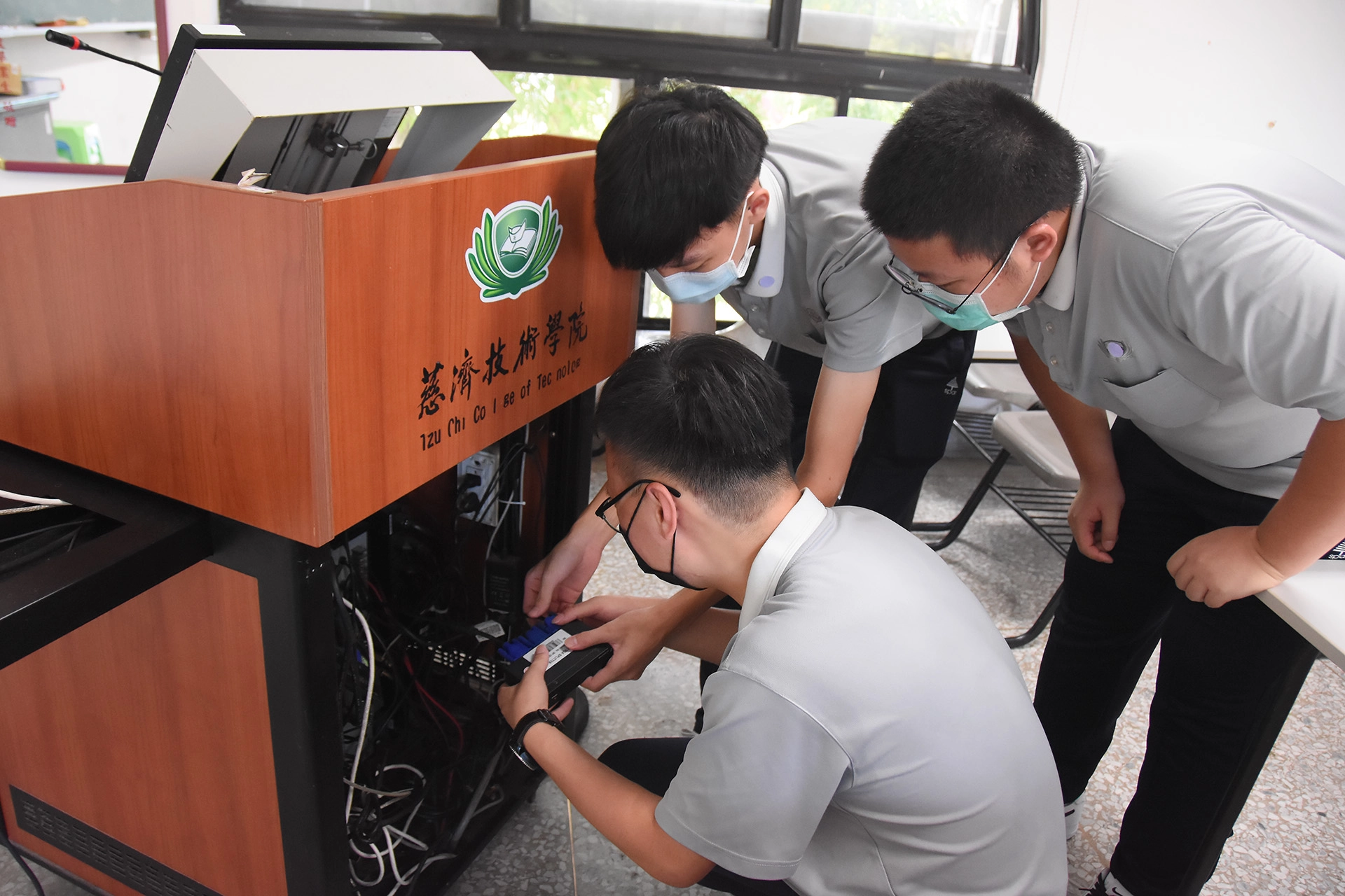 電算中心工讀生維護數位講桌。