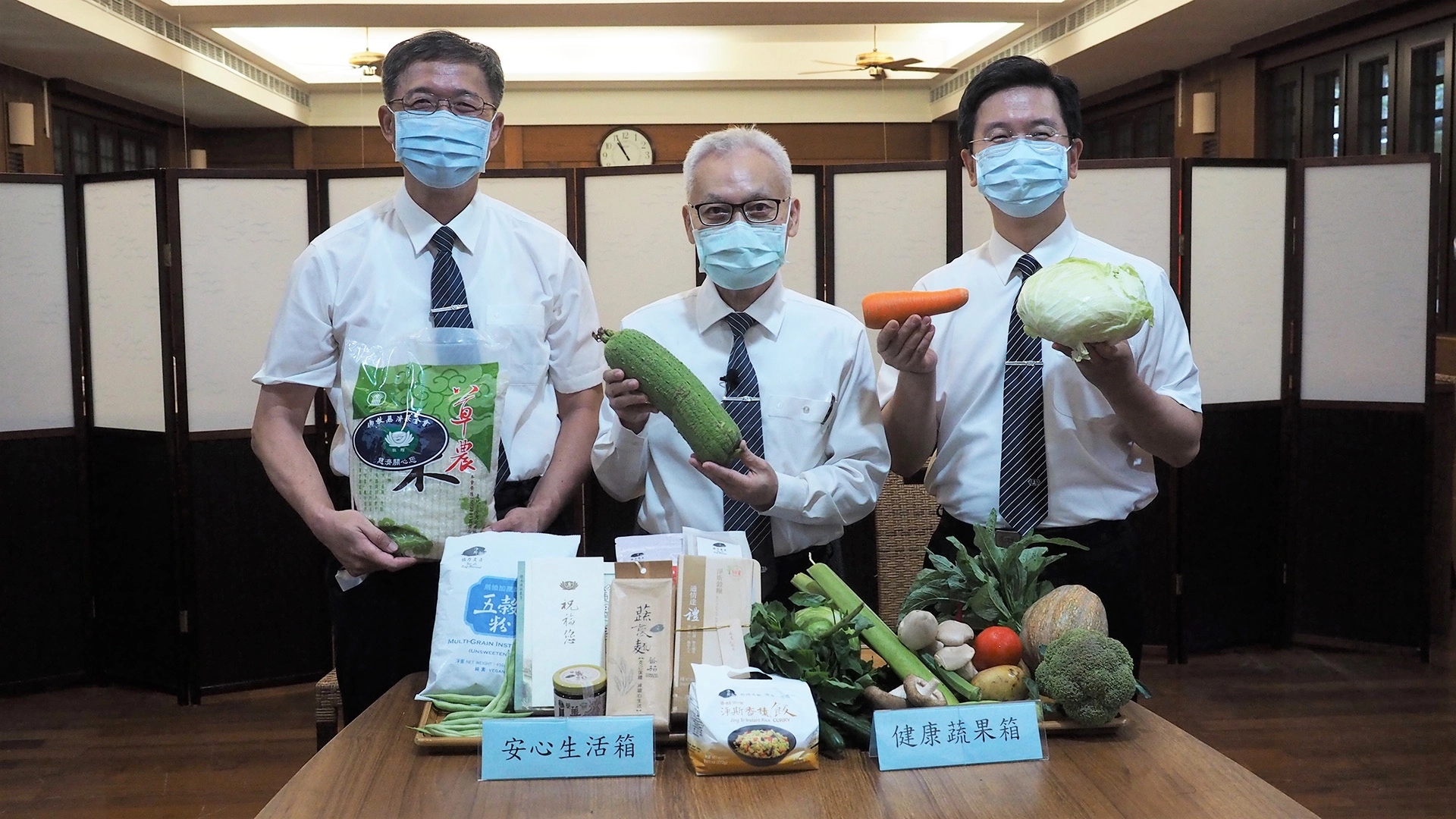 慈濟結合南投縣政府捐贈2062戶弱勢學童家庭暑期物資，7月9日上午由張濟舵副執行長代表捐贈。