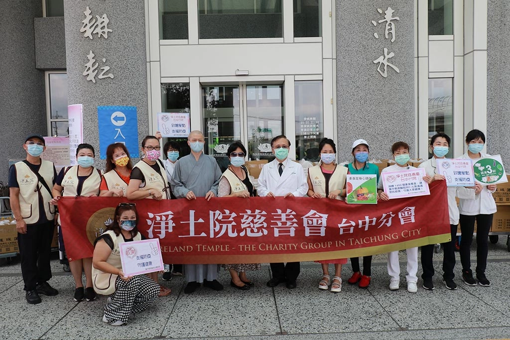 臺中慈濟醫院簡守信院長與淨土院慈善會臺中分院法師與師兄姊一同合影。