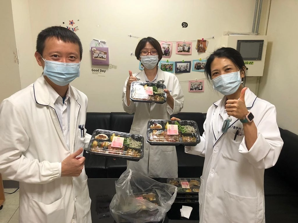 同仁領到餐盒，開心合影回饋林怡嘉主任。