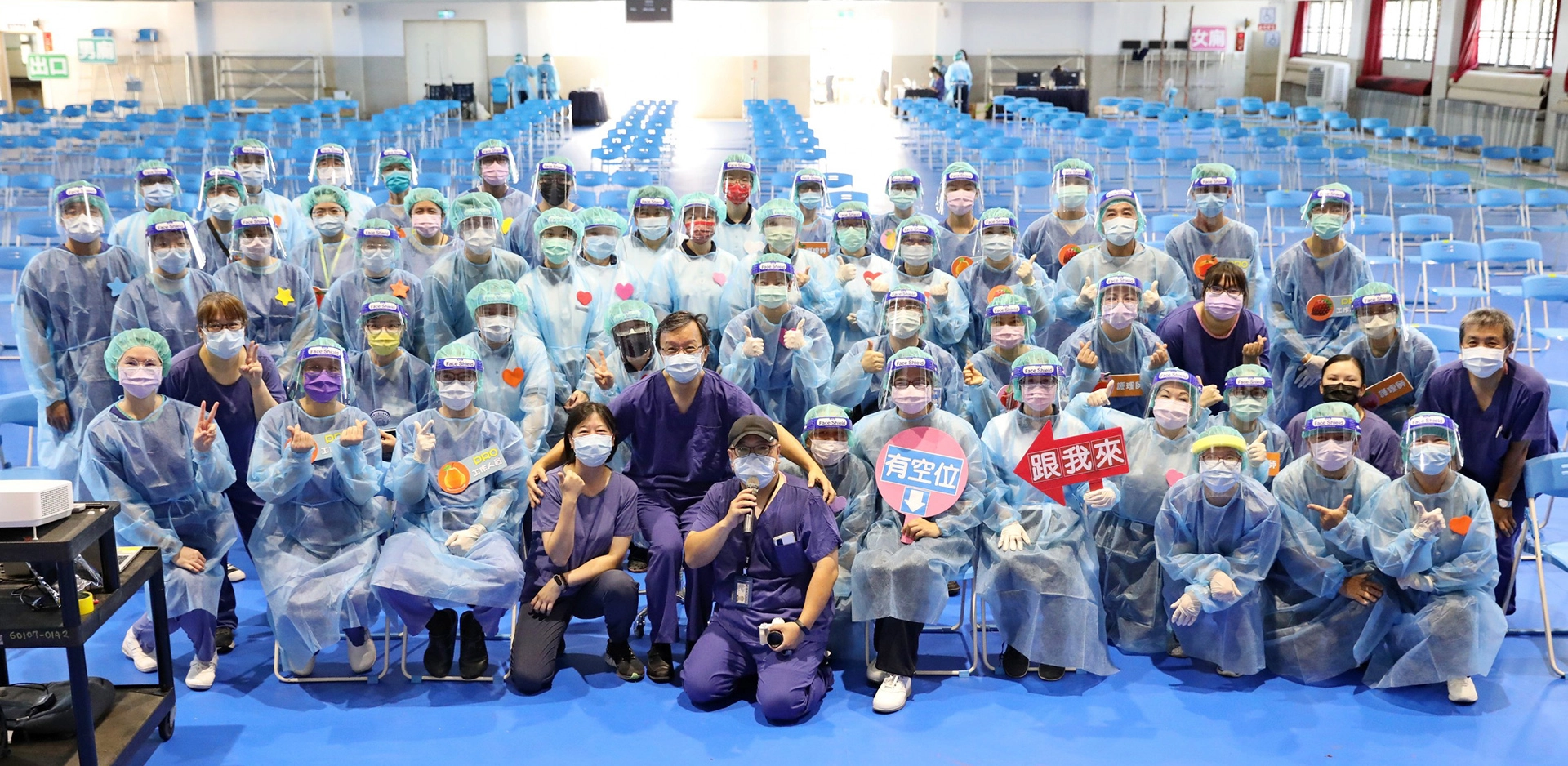 七月十三日，花蓮慈濟醫院共派出十六名醫護及近五十位的行政團隊和志工，為超過千名民眾接種莫德納疫苗。