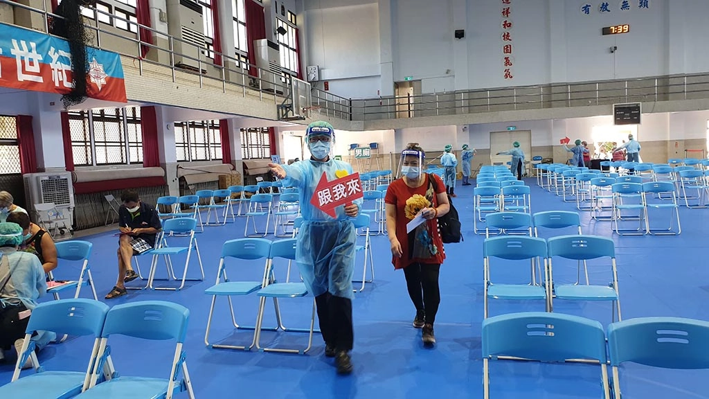 顏瑞鴻副校長表示，疫情讓每個人的生活都改變了，大家都是社會的一分子，師生參與慈濟醫院疫苗注射的工作，融入社區服務中善盡社會責任，雖然只是小小的螺絲釘，但很高興能為鄉親服務。
