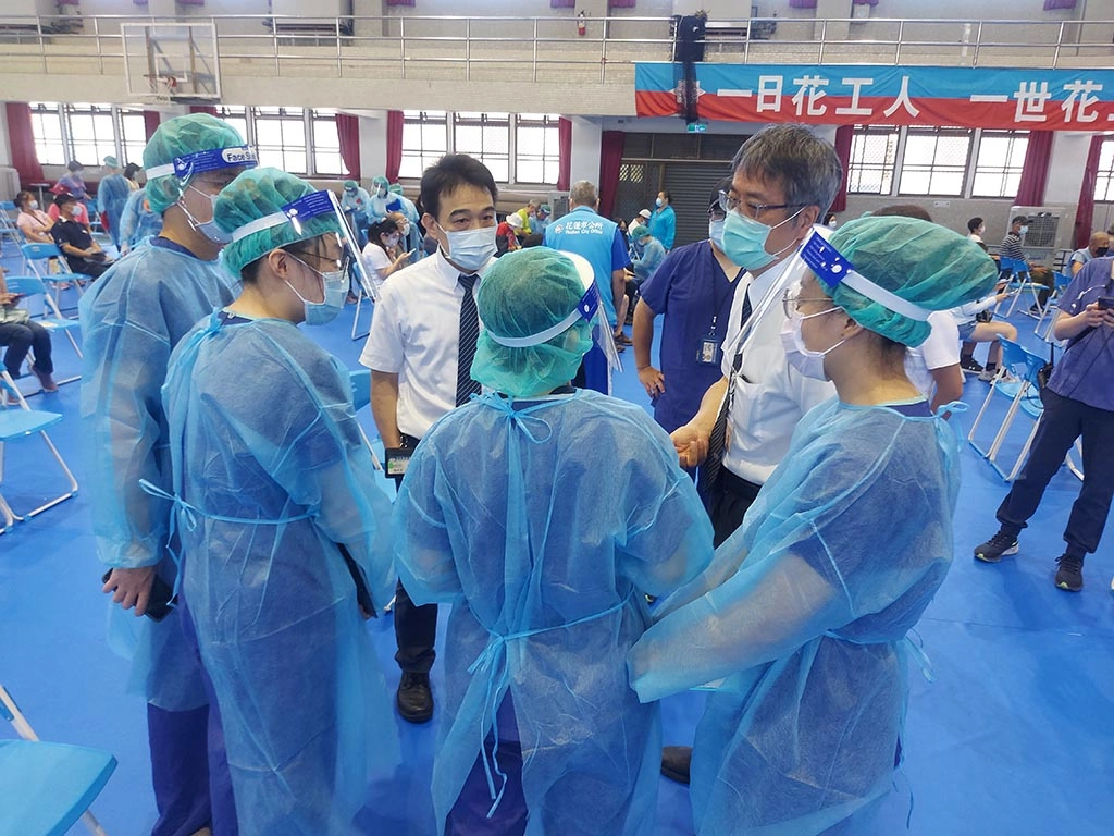 慈大醫學院陳宗鷹院長表示，從COVID-19疫情開始就一直在思考要如何讓醫學生也可以參與，而如何進行大型疫苗注射，在醫院的實習是學不到的。