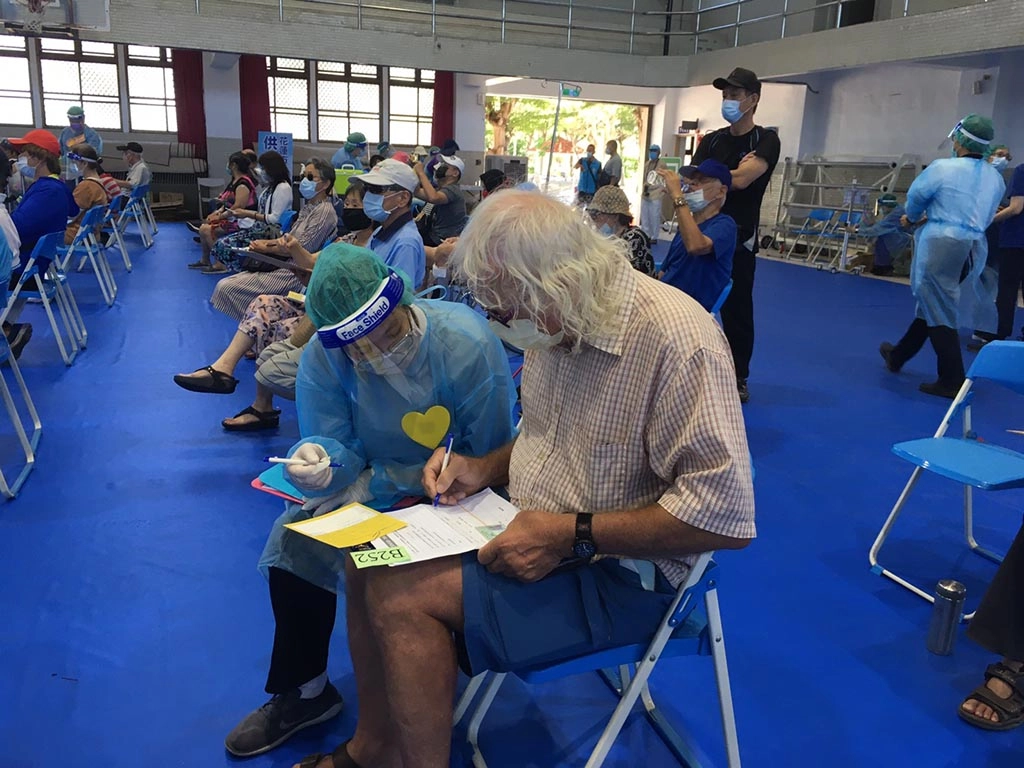 外籍鄉親來打疫苗，葉延盈也馬上前往協助翻譯，發揮最大功能。