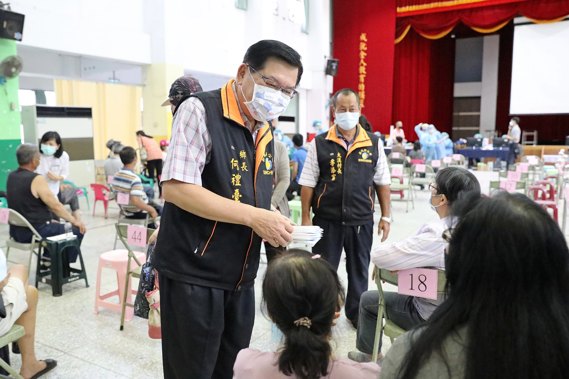 花蓮縣新城鄉鄉長何禮臺到疫苗接種站現場，關心民眾施打疫苗的情況。