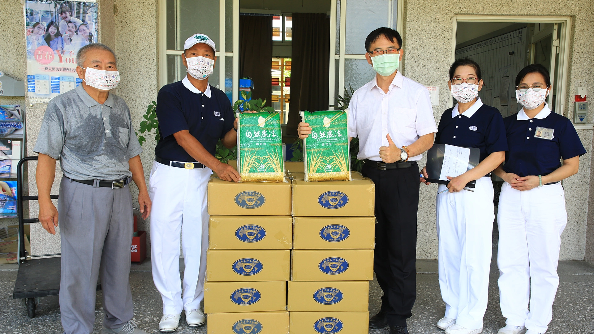 慈濟捐贈嘉義縣政府弱勢學生家庭暑期物資，日前已由慈濟志工將第一波物資送至各校。
