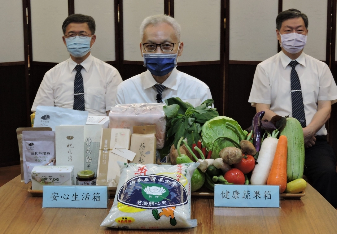 慈濟基金會張宗義副執行長(中)指出，慈濟針對屏東疫情有多層面的援助。