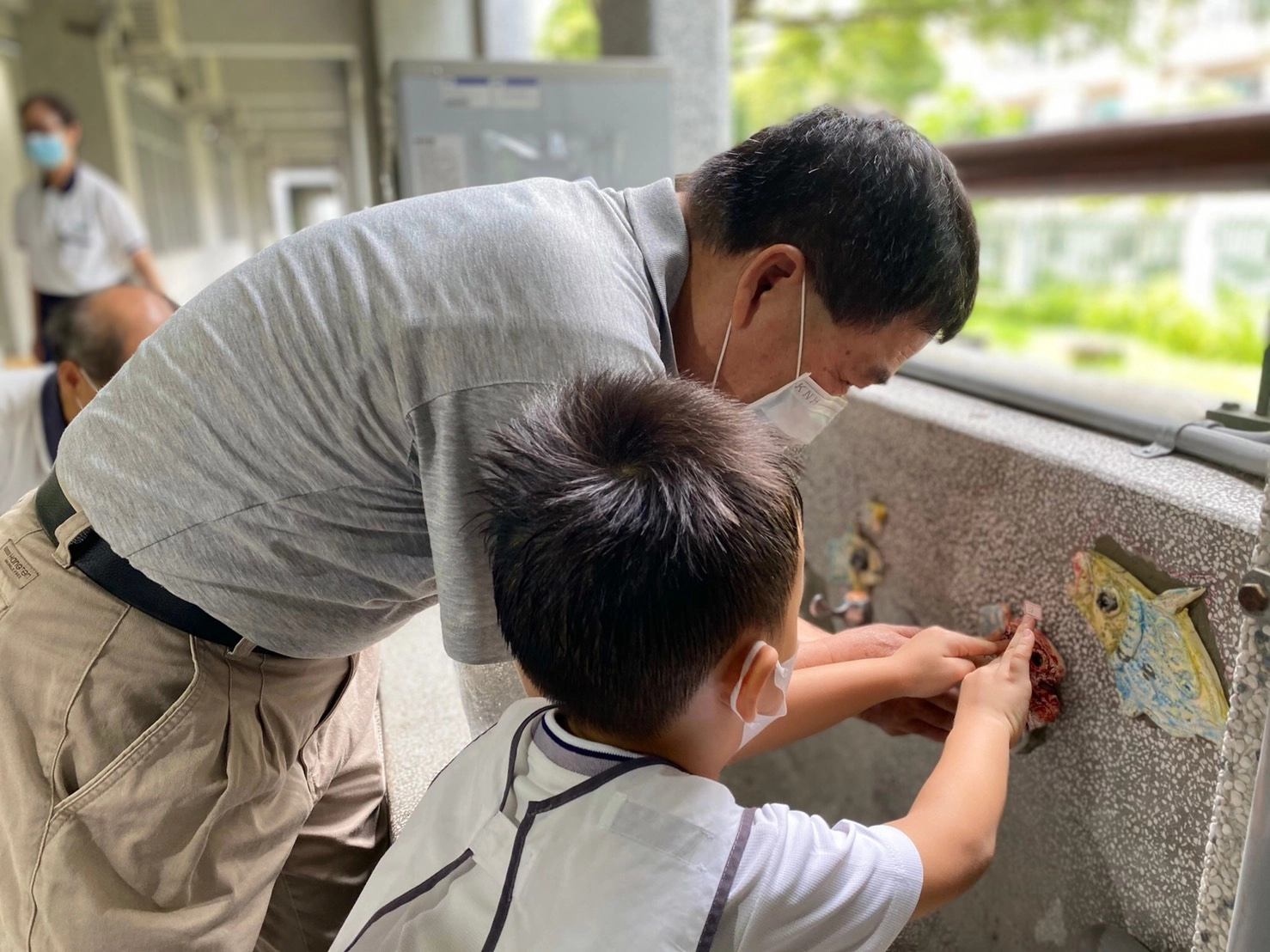 幼兒園畢業生將陶藝作品鑲嵌在園所內的洗手台，留下自己的學習足跡。攝影：臺南慈中