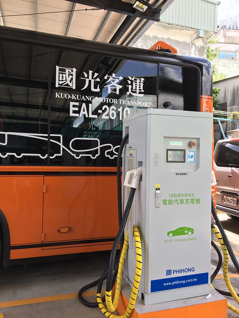 「泰山公有市場 - 臺北車站」578路線公車全面汰換為「抗疫2.0」電動公車。