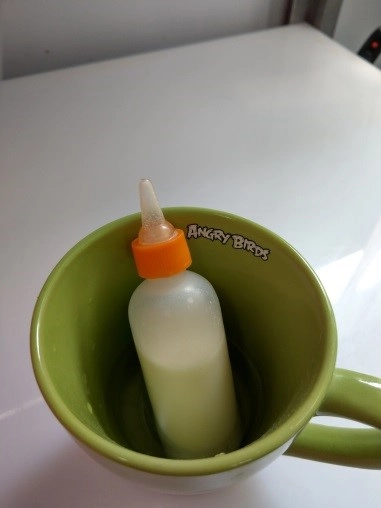 以人為方式哺餵需使用專用奶粉。