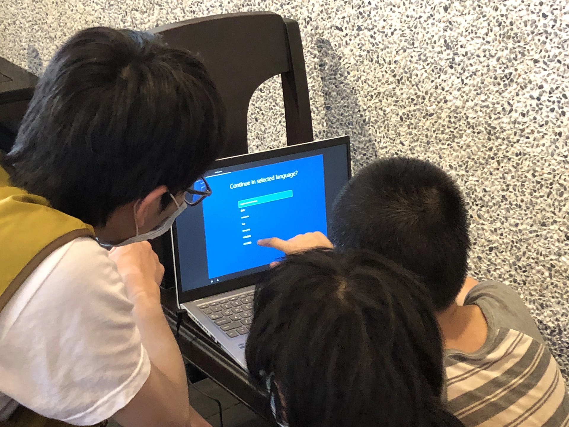 慈濟購買筆電給弱勢家庭孩子，讓他們數位學習不中斷。