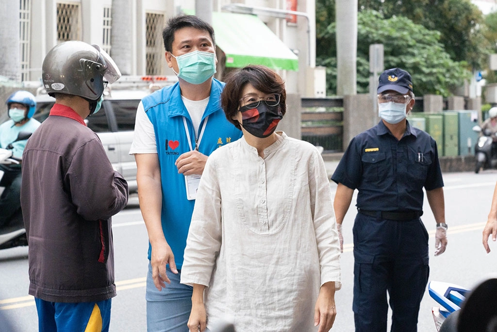 縣長饒慶鈴5月31日下午親自率財經處、衛生局及警察局等相關單位進行聯合稽查加強防疫宣導。