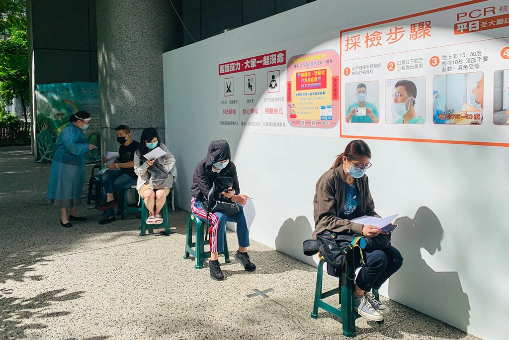 有採檢需求的民眾領取號碼牌後，將依所領取號碼按時段進行報到，等候採檢時亦保持安全距離。