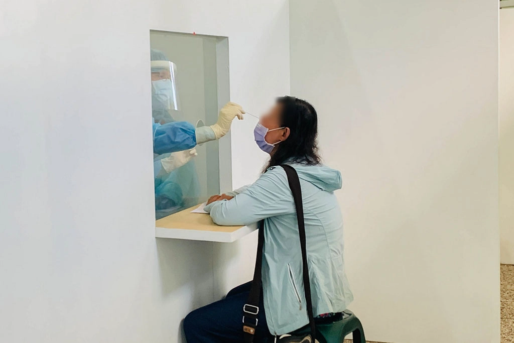 接受採檢時僅露出鼻部；採檢結束後於現場等候15-30分鐘可知快篩結果。