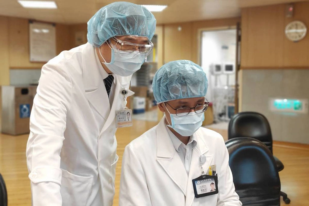 台北慈濟醫院身心醫學科陳益乾主任（圖左）於專責病房會診身心出狀況之病人，並予以用藥。