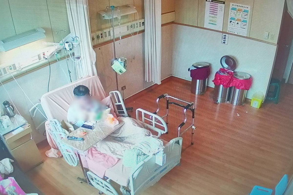 一名染疫男子5月30日下午，因ICU症候群出現脫序行為，護理人員即時發現將其安置回專責病房。