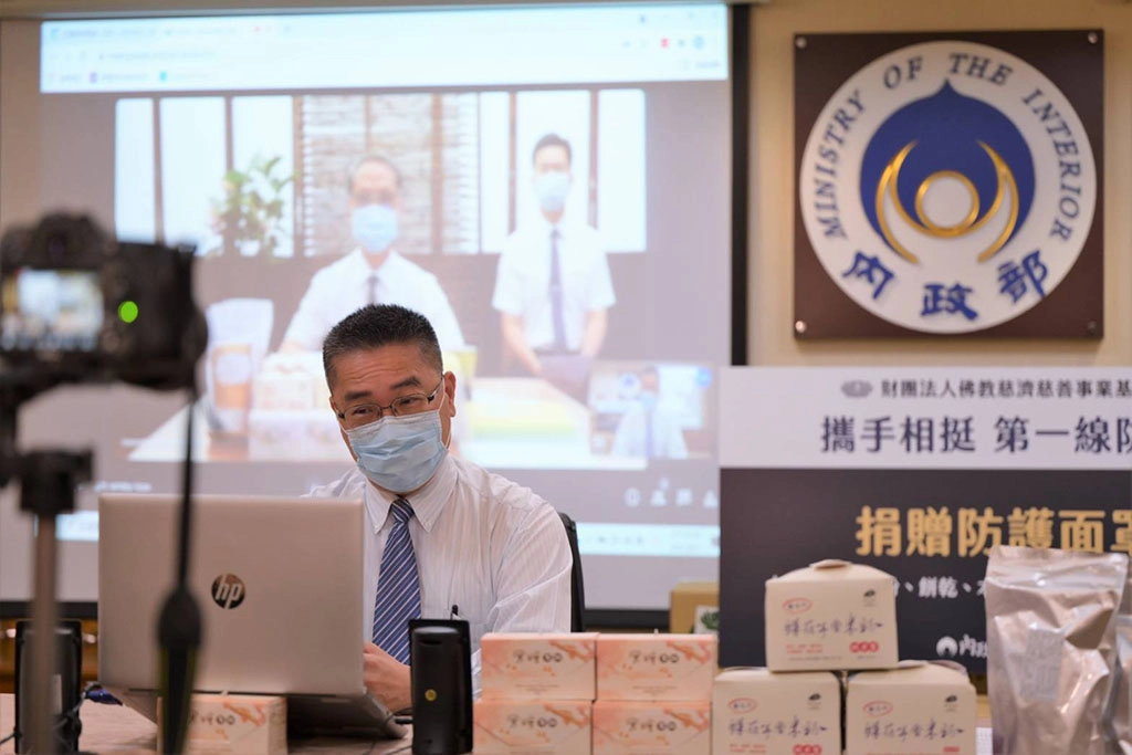 慈濟捐贈一批物資給內政部，6月2日由內政部長徐國勇在台北視訊連線花蓮慈濟基金會顏博文執行長，希望一起守護國人。(圖為內政部提供)