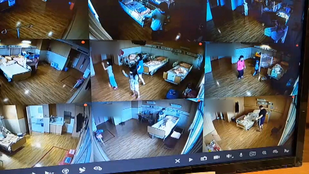 病人在病房播放影片跳健康操。