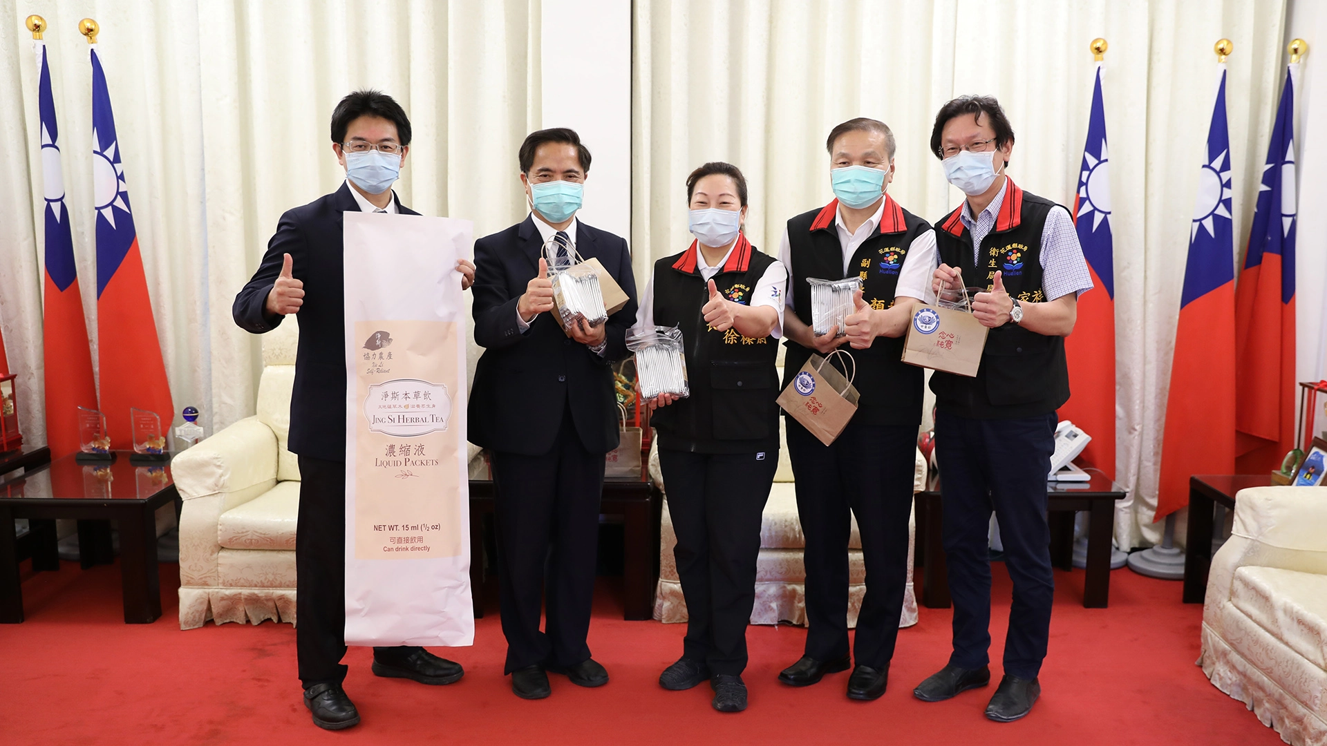 花蓮慈院林欣榮院長(左二)、何宗融副院長(左一)贈淨斯本草飲濃縮液給花蓮縣府團隊，與縣長徐榛蔚(中)_等人一同祝福病患。