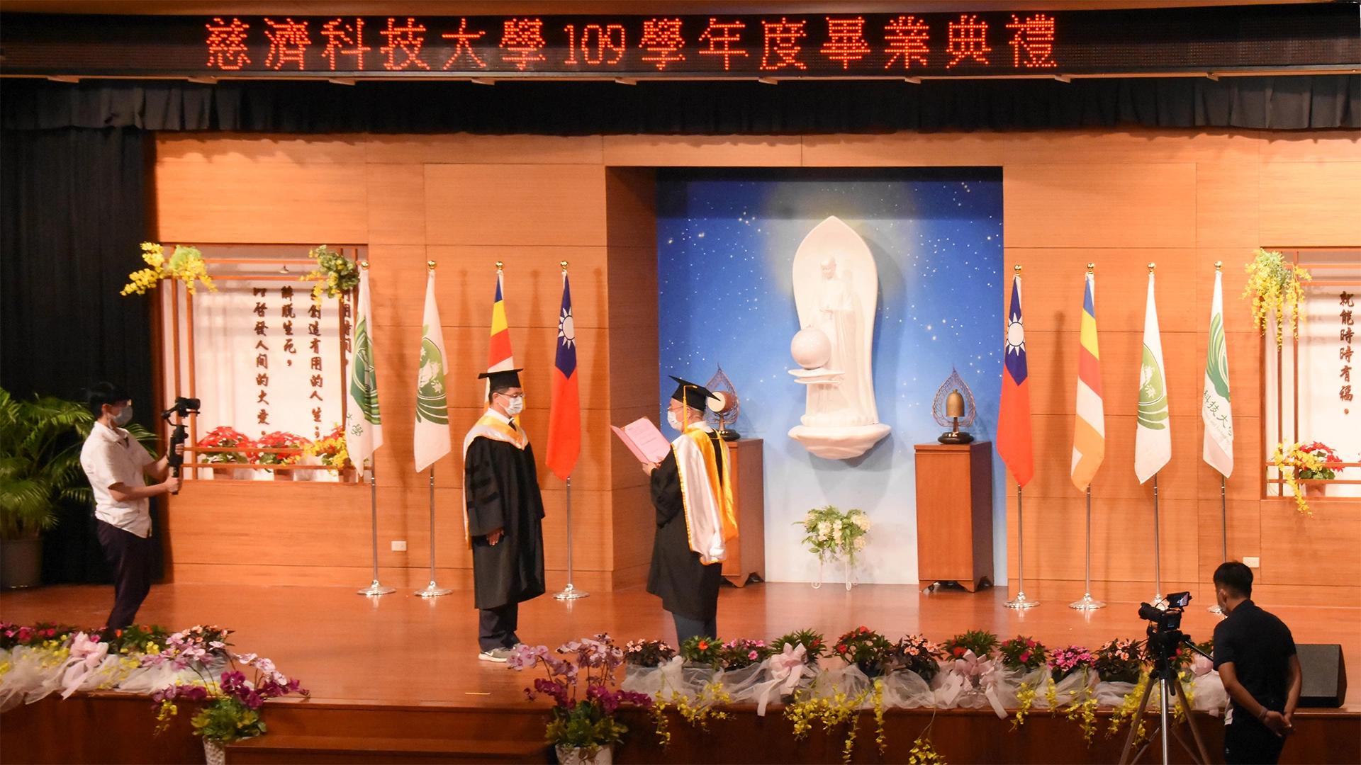 恪守室內不超過五人的防疫規定，慈濟科技大學畢業典禮採事前預錄。