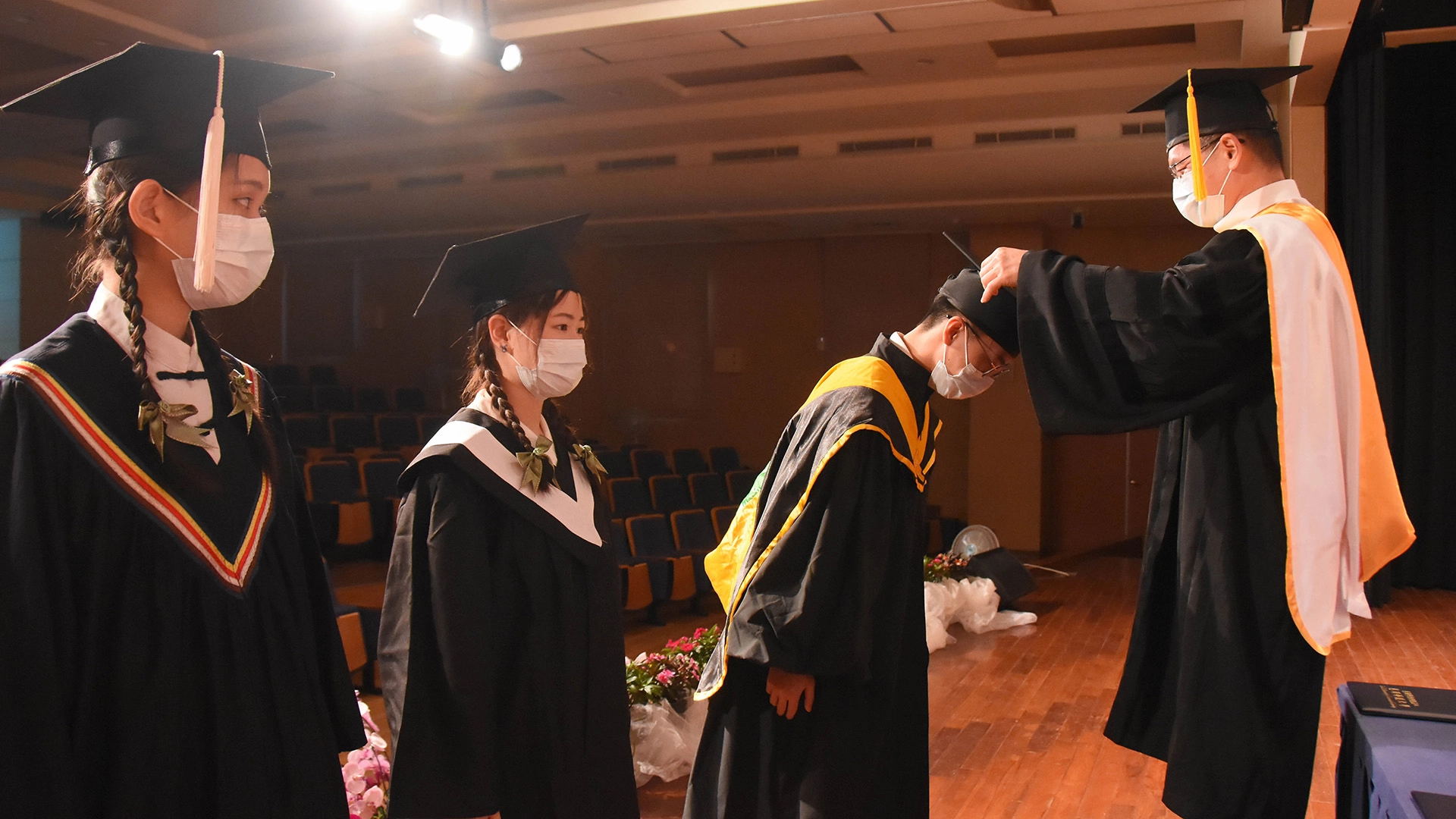 羅文瑞校長親手為三位不同學制（五專、四技、研究所）的學生代表撥穗。