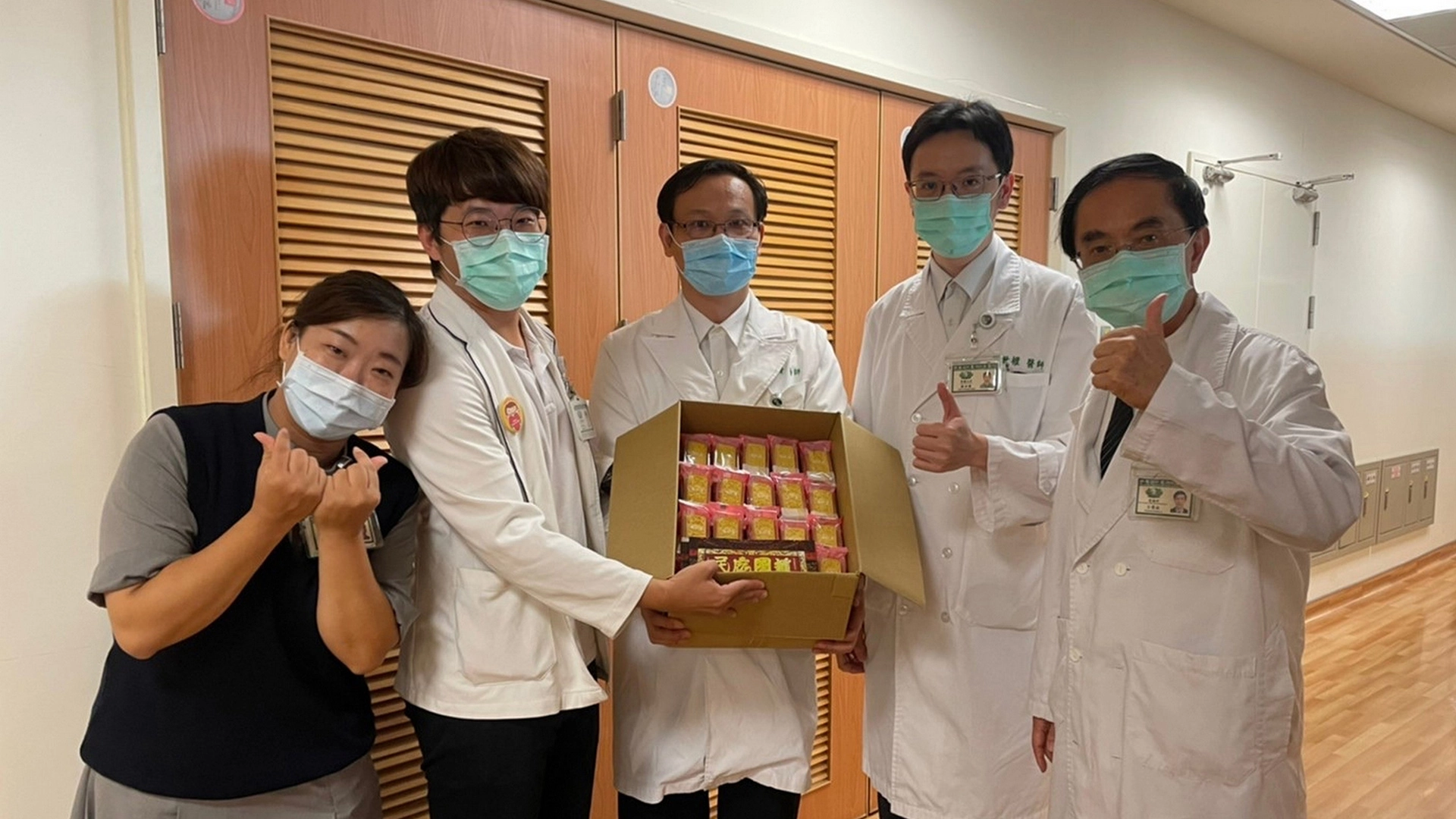 （中至右）李信賢、陳世權與呂傳欽三位醫師收到這難得的媽祖餅都說：「怎麼這麼好，太感謝了！」