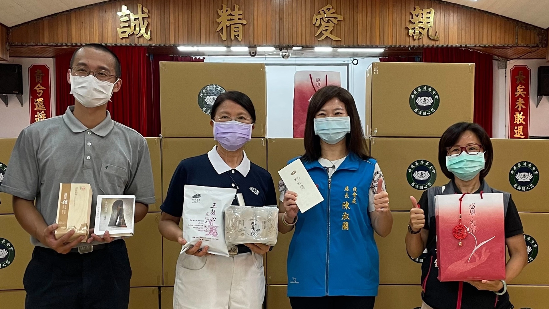 慈濟基金會6月4日提供430個安心祝福包給台東縣政府，由社會處陳淑蘭處長(右二)代表收下。