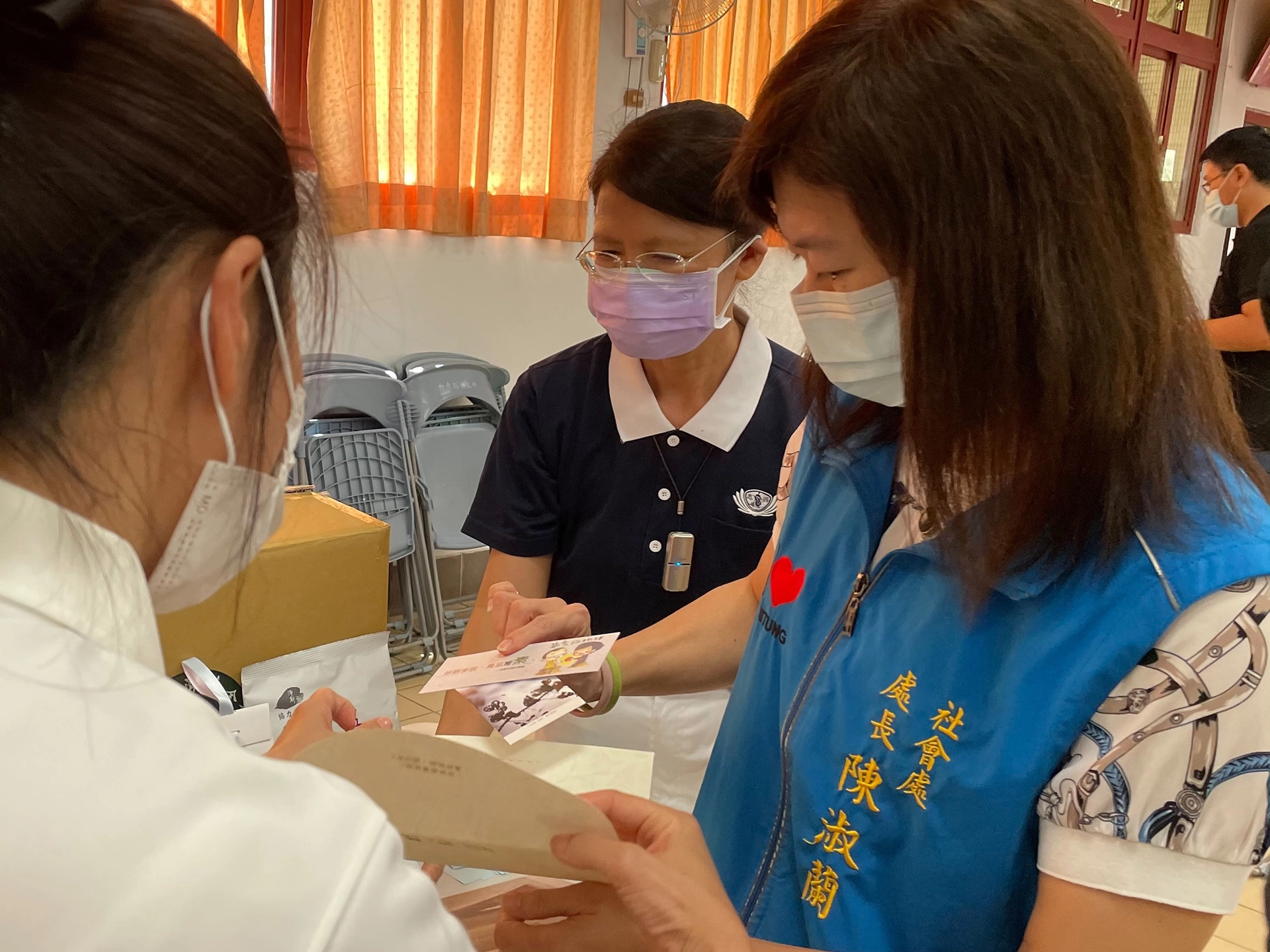 陳淑蘭處長(右)感恩慈濟準備安心祝福包給台東需要的民眾。