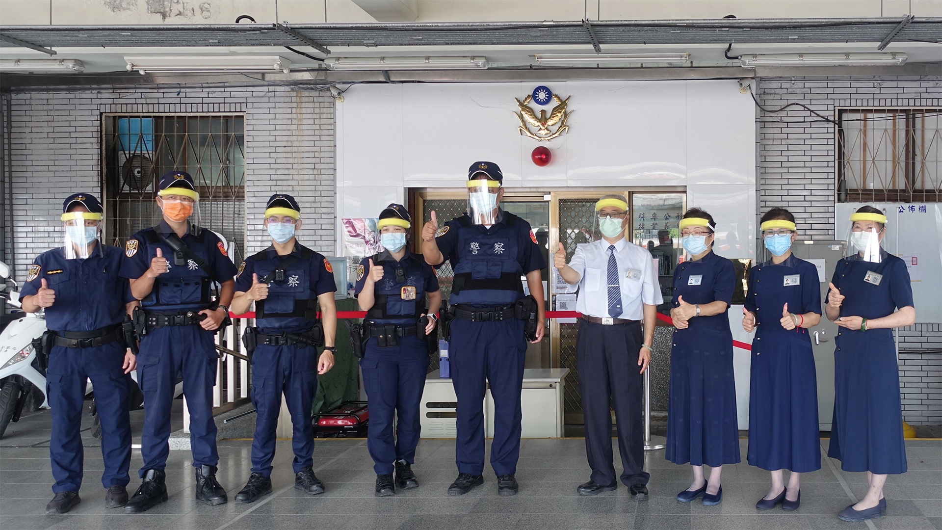 慈濟6月4日贈送防護面罩、手套給鐵路警察局花蓮分局，志工親手交給花蓮分駐所員警。