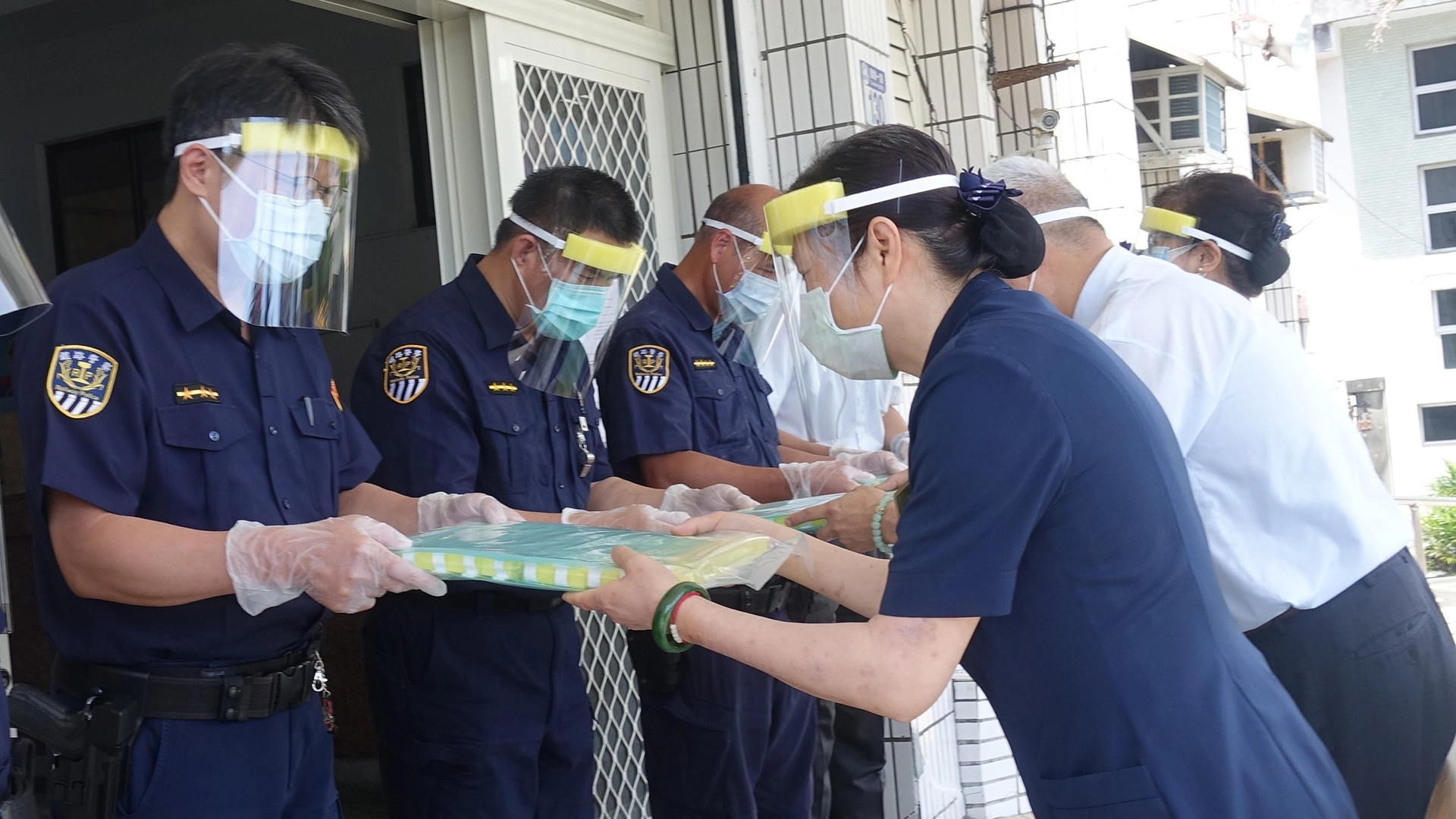 慈濟6月4日前往鐵路警察局花蓮分局贈送防護面罩、PVC手套。