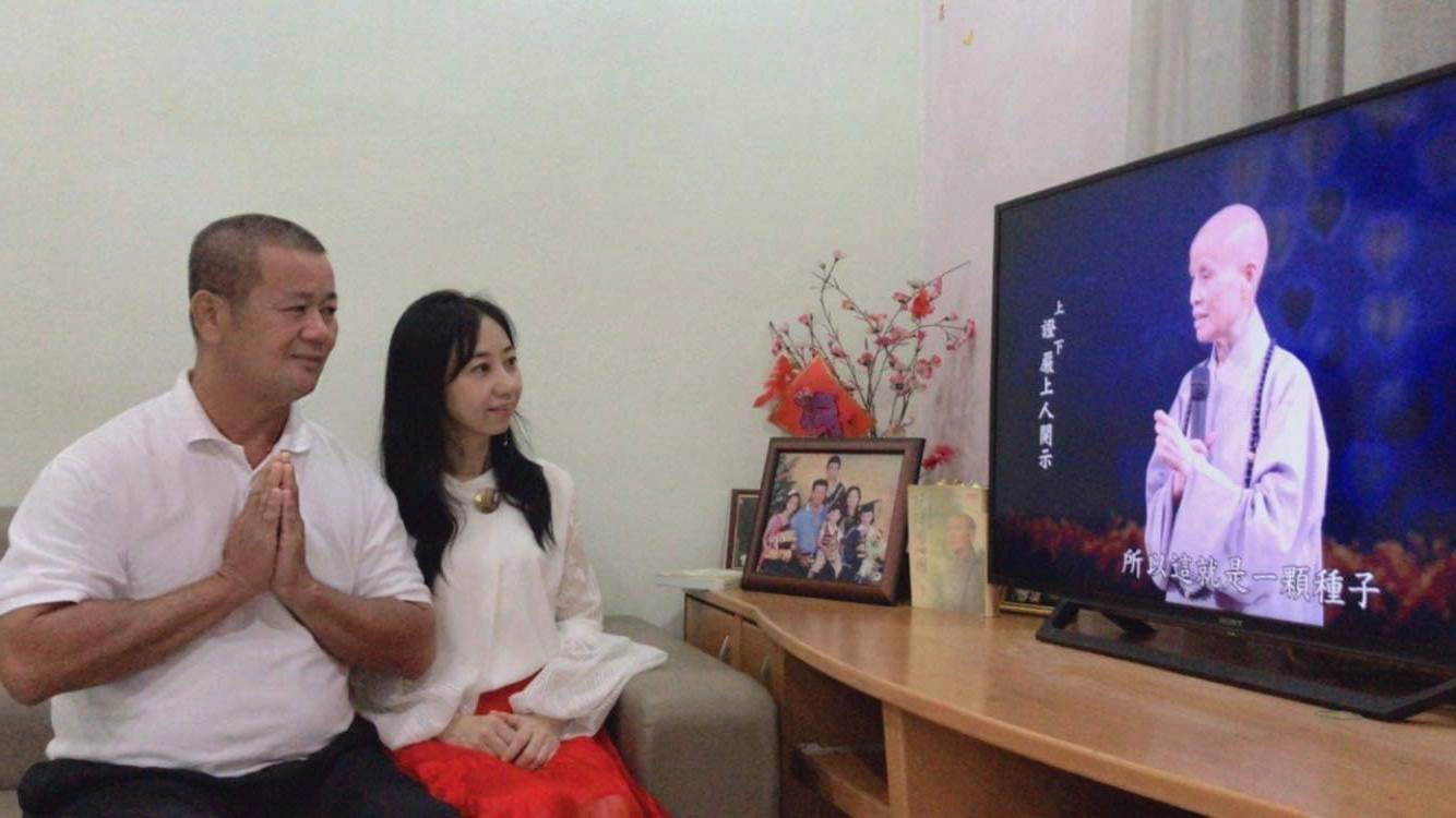 物治系張婧禕在馬來西亞的家人觀看直播
