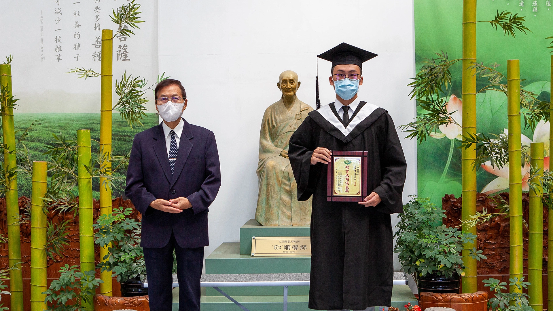 生命科學系畢業生石智安表示，很珍惜從師長手中領獎的機會