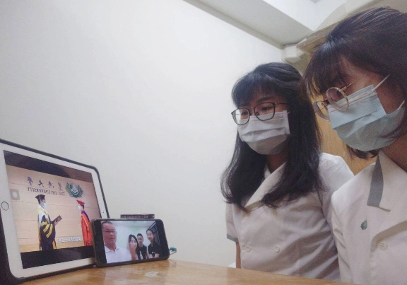 學生在宿舍與馬來西亞家人同步觀看