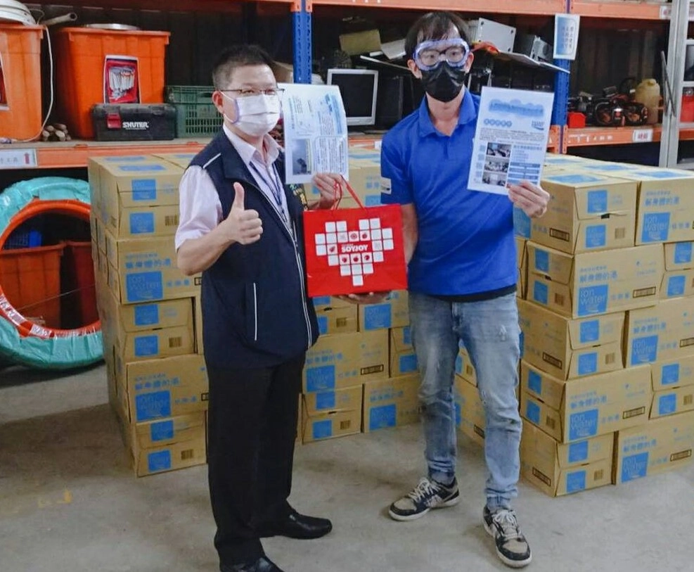 金車大塚致贈中市清潔人員飲料。