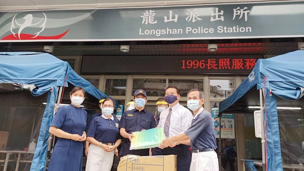北區慈濟慈警會志工親送防疫面罩到萬華分局。