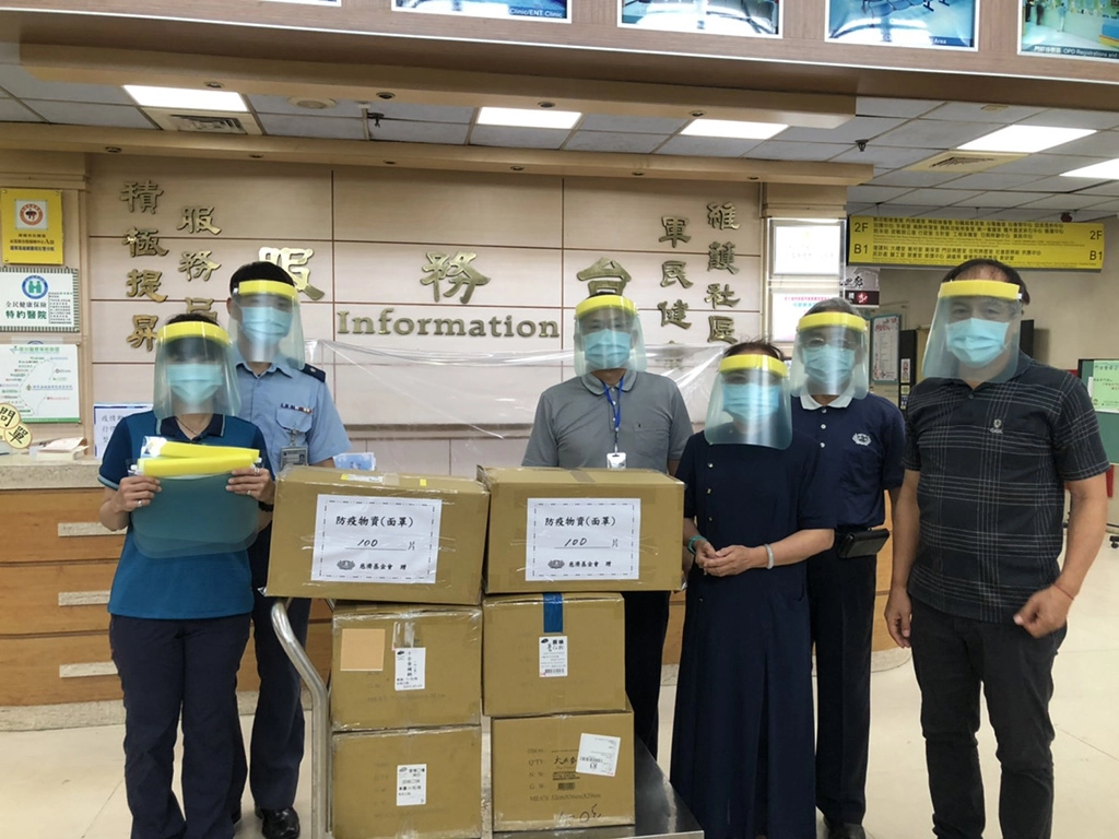 高雄慈濟志工親做的防護面罩也提供南部地區防疫第一線的醫院、警察、消防、區公所結緣。