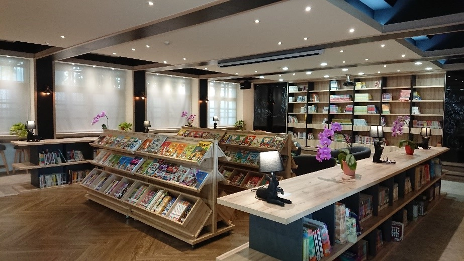 柯伯儒校長將學校的老舊圖書館，改建為具有誠品風格的圖書館。